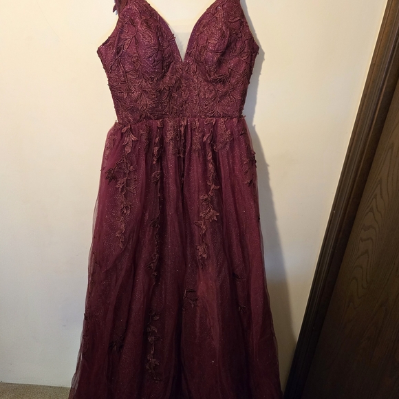 Elegant Burgundy Lace Dress - Picture 5 of 12